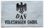 Militaria II Guerra - Braçadeira em tecido, 11x36com - DAF Volkswagen GMBH - Fábrica de Automóveis -  Item não promove ou glorifica violência ou intolerância racial. Está à venda apenas para fins de preservação da memória histórica. Organização do leilão não faz apologia a quaisquer movimentos políticos ou ideológicos, e repudia qualquer ideologia de cunho racista.