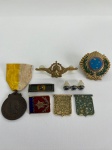 Lote com Itens Militares, condecoração, barreta, roseta, medalha e pins, no estado das fotos
