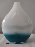 Lindo e exuberante vaso floreira, elaborado em vidro Artísitico mesclado soprado, forjado e repuxado a partir de movimentos manuais e de sopro. Utilizando a técnica da criação de vidros artísticos estilo Murano, medindo 28x23cm aproximadamente.