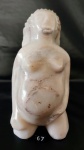 Fabulosa escultura em marmore representando mulher grávida. Mede 17cm.