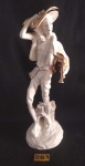 Belíssima escultura confeccionada em porcelana com detalhes em ouro, representando " MUSICO", altura 39 cm.