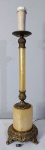Abajur na cor cor âmbar em resina acrílica imitando pedra ônix com guarnições em bronze dourado. Década 1960/70 - Medidas: 58 cm de altura x 19 cm de diâmetro.