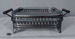 Antiga peça em metal prateado fenestrado, sendo richaud sem fogareiro, com pirex sem tampa. Pequenas marcas de uso. Med. do maior 9x31x24,5cm.