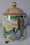 Grandioso potiche chinês em porcelana branca, ricamente decorado com imagens típicas da cultura oriental, apresentando detalhes minuciosos que destacam sua sofisticação. A peça possui formato clássico, com corpo arredondado e tampa ornamentada, combinando elegância e tradição. Mede 24 cm de altura e 16 cm de diâmetro na parte mais larga, dimensões que conferem presença e destaque à peç