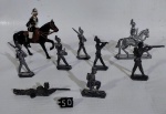SOLDADINHO DE CHUMBO - Lote contendo 9 antigos bonecos de chumbo. Medindo aprox. 7,5cm de altura o maior.