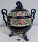 Exuberante bomboniere em porcelana esmaltada na cor azul cobalto, decoração floral e detalhes em ouro. Ass Brasil e numerado obs: apresenta perda interna no apoio da tampa, ficando imperceptível com a tampa no lugar. Medindo; 25 x 23 cm.