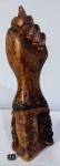 Bela e antiga figa executada em madeira nobre ricamente entalhada, base esculpida com figura de índio. Medida: 28 cm.