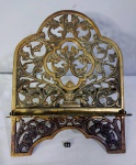 Porta-bíblia em bronze finamente cinzelado e vazado, com acabamento detalhado que ressalta sua elegância e sofisticação, meados do século XX. Dimensões: 32 cm de altura, 24 cm de largura.