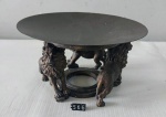 Exuberante este centro de mesa com base em resina representando leões, sobreposta por prato em metal patinado. Medindo total: 10x17,5 cm.