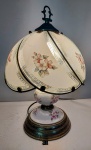 Abajur com base em porcelana e cúpula de vidro, com armação em metal. Funcionando perfeitamente. Mede 33 cm de altura, com 23 cm de diâmetro maior. A lâmpada não está inclusa no lote, servindo apenas para demonstração. Possui desgastes do tempo.