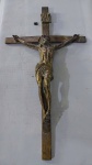 Arte Sacra - Belíssimo e robusto crucifixo de parede, em bronze, com a imagem de Jesus e a inscrição INRI ricamente detalhadas. Uma linda peça, resultado de um minucioso trabalho artesanal, e que combina arte com espiritualidade. Medidas: 54 cm x 30 cm.