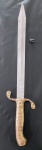 Espada antiga, cabo em bronze e lâmina em inox, possui marcas, desgastes e marcas de ferrugem. Peça excelente para ornamentação, medindo 41 5 cm.