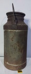 Grande 42cm - Galão / Tambor Leite Manufatura METALOSA, Antigo, comporta 10 Litros; aprox. 42 x 21cm, c/ tampa, vazio, marcas do tempo (furos), conforme fotos.