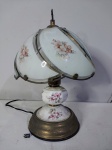 Abajur com base em porcelana e cúpula de vidro, com armação em metal. Funcionando perfeitamente. Mede 33 cm de altura, com 23 cm de diâmetro maior. A lâmpada não está inclusa no lote, servindo apenas para demonstração. Possui desgastes do tempo.