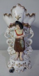 Vista Alegre, Portugal  Início século XX em belíssima floreira em formato de ânfora ovalada, decorada figura de mulher com peixe, branco e dourado com alças em forma de seres mitológicos. Marca na base. Altura de 25 cm e medindo 14 x 10 cm. Perfeito estado de conservação.