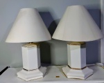 Belíssimo Par de Abajur vintage dos anos 70 da antiga cerâmica TUPI em porcelana branca com frisos dourados em excelente estado de conservação e medindo 64 cm de altura cada um com as cúpulas e 38 cm sem as cupulas. Cúpulas em tecido.