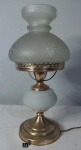 Abajur antigo em forma de lampião (eletrificado) em bronze com cúpula em vidro lapidado. Bem conservado, medindo 34cm x 16cm diâm.