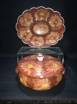 ETIENNE - Bela e antiga conjunto de  sopeira com pega e alças e travessa em cerâmica marrom com desenhos florais. Marcas do tempo. Dimensões: 11 cm x 24 cm .