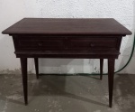 Mesa de sucupira . Tampo 94 cm 52 cm  78 cm de altura anos 50