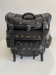 Alforge traseiro completo da marca Masada. Feito de material sintético. Exemplar com sinais de uso. Disponível somente para retirada. Não enviamos esse item devido ao tamanho.
