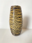 Vaso de vidro amarelo decorado com linhas pretas incrustadas em alto relevo. Dimensões: 22 cm.