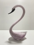 Escultura Pato de vidro com detalhes na cor rosa. Dimensões: 35 cm.