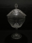 Antiga compoteira de cristal decorada com detalhes lapidados. Dimensões: 25 cm.
