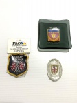 Lote com Emblema e dois cinzeiros de vidro. Dimensões: 12 cm x 12 cm (maior peça).