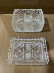 Antigo cinzeiro de cristal com compartimento para cinzas. Dimensões: 6 cm x 7 cm x 9 cm.