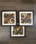 Lote com 3 quadros decorativos. Sinais de desgaste na moldura. Dimensões: 33 cm x 33 cm