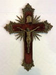 Antigo crucifixo de bronze com ricos detalhes. Sinais de desgaste. Dimensões: 29 cm.