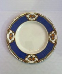 ENGLAND  Antigo prato de faiança decorado com arranjos florais. Dimensões: 22,5 cm.