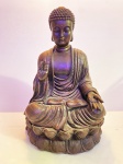 Escultura de Buda feito de resina com ricos detalhes. Falta um dedo. Dimensões: 30 cm altura.