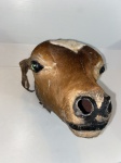 Taxidermia  Cabeça de bezerro empalhada. Sinais de desgaste. Dimensões: 26 cm x 18 cm x 28 cm.