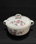 Porcelana Schmidt  Terrina/sopeira de porcelana esmaltada, decorada com arranjos florais. Dimensões: 15 cm x 26 cm.