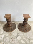 Duas bases de madeira. Sinais de desgaste. Dimensões: 35 cm altura (aproximadamente).
