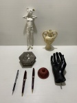 Lote com seis peças de material sintético. Sinais de desgaste. Alguns itens com restauro e avaria. Dimensões: 23 cm (maior peça).