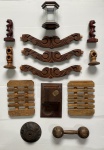 Lote com 13 peças de madeira. Sinais de desgaste. Dimensões: 40 cm (maior peça).