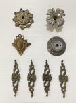 Lote com oito peças de metal. Sinais de desgaste. Dimensões: 13 cm (maior peça).