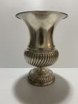 Antigo vaso de metal cinzelado rematado com godrões. Dimensões: 22 cm x 16 cm.