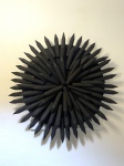 Arte abstrata feita de madeira, revestida de preto, decorada com ponteiras. Dimensões: 70 diâmetro / 15 kg aproximadamente.