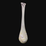 MURANO - Elegante vaso em pasta de vidro decorado com linhas lilás e verde sobre fundo branco. Dimensões: 60 cm x 20 cm.
