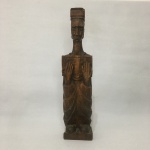 Antiga escultura oriental em madeira. Base e parte superior com sinais do tempo. Dimensões: 46 cm x 11 cm x 8 cm.