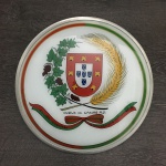 Belíssimo Brasão "CLUBE SOCIAL CAMPONESES DE PORTUGAL - DUQUE DE CAXIAS RJ", pintado à mão sobre vidro circular convexo com borda em metal cinzelado. Dimensões: