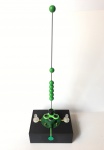 Escultura abstrata feita de madeira com detalhes nas cores verde e preto com belos acabamentos. Obra única, assinado HDG no fundo. Dimensões: 60 cm x 20 cm x 15 cm.