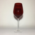 Delicada taça em vidro na cor vermelho Rubi translúcido. Dimensões: 26 cm.