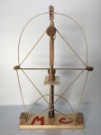M C . Marcelo Conceição - artista popular atuante no Rio de Janeiro. (Niterói 1966). Escultura nas dimensões 35 cm x 25 cm x 15 cm. Morador de rua por 11anos, catador de materiais abandonados pela cidade que descobriu nesses descartes o material para criação de suas magníficas esculturas. Grande artista , maravilhoso ser humano. Marcelo é a grande revelação da arte popular no Rio Janeiro.