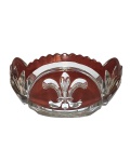 Elegante centro de mesa de vidro, decorado com flor de lis e estilizados lapidados sobre fundo vermelho. Exemplar com pequenos arranhões. Dimensões: 11 cm x 24 cm / 1,6 kg.