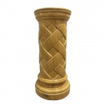 Antiga e bela coluna em cerâmica esmaltada na cor ocre, decorada com trançados em alto relevo. Presença de pequenos desgastes.
