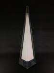 Belo obelisco feito em acrílico translúcido no interior na cor branca . Dimensões: 40 cm x 9 cm x 9 cm / 1,5 kg.